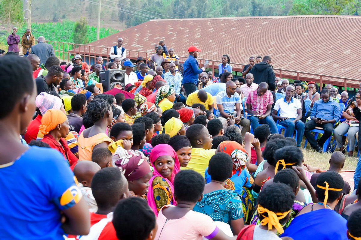 Muhangadis's tweet photo. Kuri iki gicamunsi mu tugari twose habaye inteko y'abaturage, Umuyobozi w'Akarere @KAYITAREJacky 
ari kumwe na Komite Mpuzabikorwa y'ubutabera mu Karere ka #Muhanga bitabiriye inteko y'abaturage mu Murenge wa #Kabacuzi mu Kagari ka #Butare mu Mudugudu wa #Gihinga. https://t.co/wz0ZGBDMDe