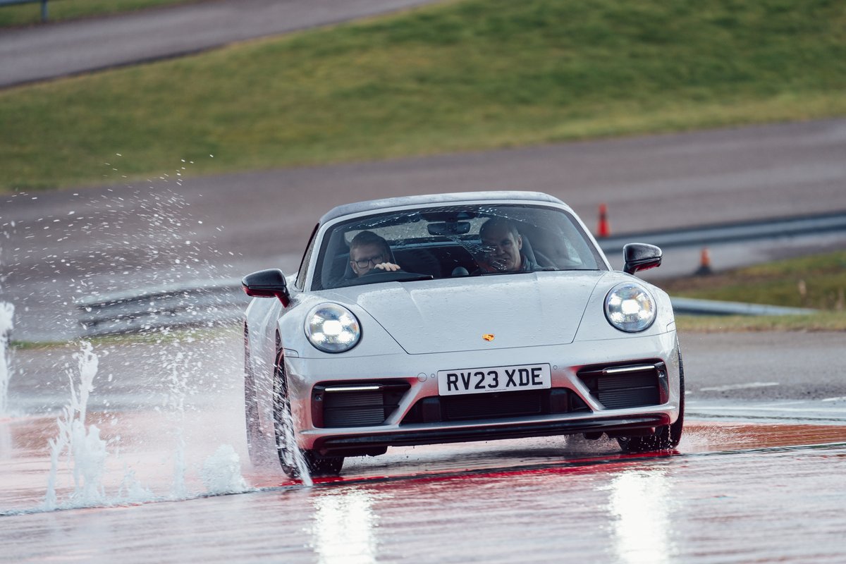 MsptUK_Esports's tweet photo. The @PorscheRaces_GB Esports Sprint Challenge GB is LIVE!

Drivers are lining up on the grid with the chance to win a Porsche Driving Experience Day at the world famous Silverstone Circuit

Catch all the action on @RaceSpotTV NOW - https://t.co/EnP6i7yRy3 

#esports #simracing #motorsport #pescgb