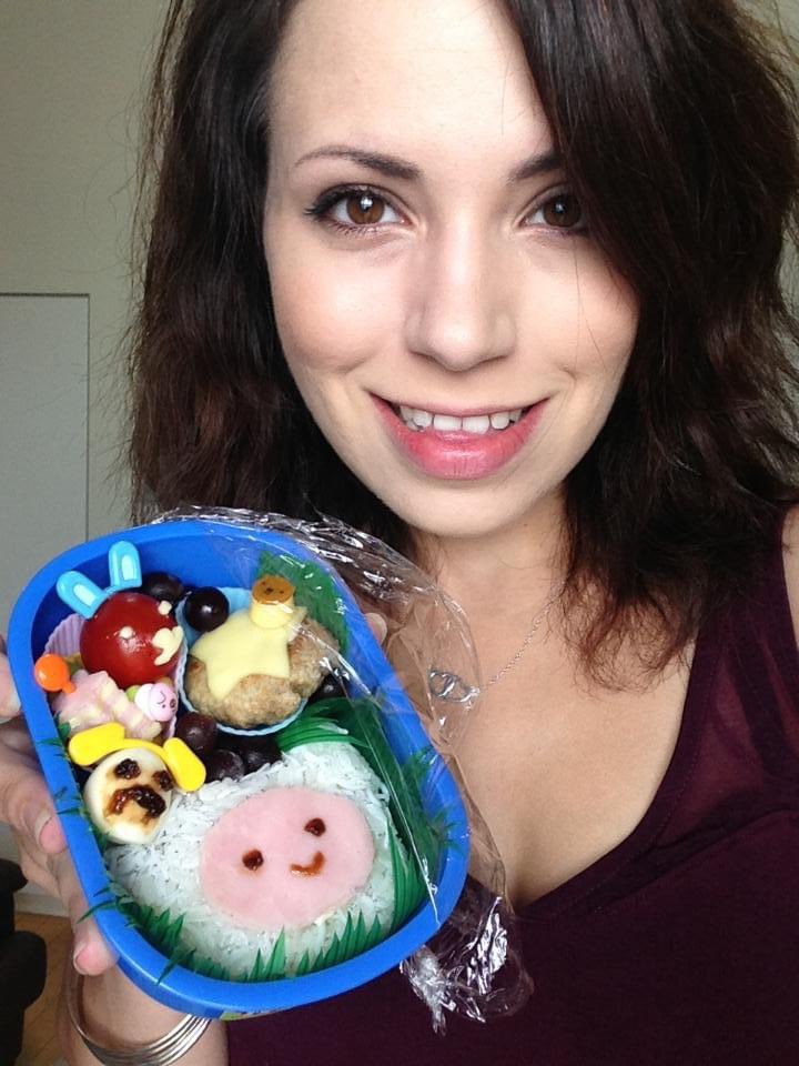 samtron5000's tweet image. In Japan I was what people now call a “tradwife” for about 9 years.
I was trained by my grandma-in law how to do everything the Japanese way (I didn’t know any way at first) 
I wore an apron, I had a daily chore routine of sweeping, laundry, scrubbing the ofuro bath and toilet,…