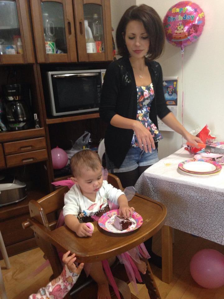 samtron5000's tweet image. In Japan I was what people now call a “tradwife” for about 9 years.
I was trained by my grandma-in law how to do everything the Japanese way (I didn’t know any way at first) 
I wore an apron, I had a daily chore routine of sweeping, laundry, scrubbing the ofuro bath and toilet,…