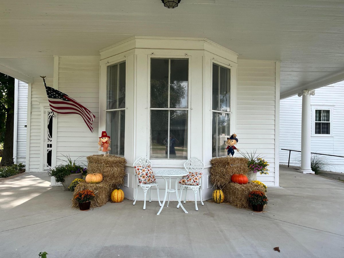 riverfrontcamp's tweet image. Cozy up this fall on a porch decked out with warm blankets, pumpkins, and autumnal touches—perfect for crisp mornings and golden evenings! 🍂🍁 #FallPorchVibes #CozySeason