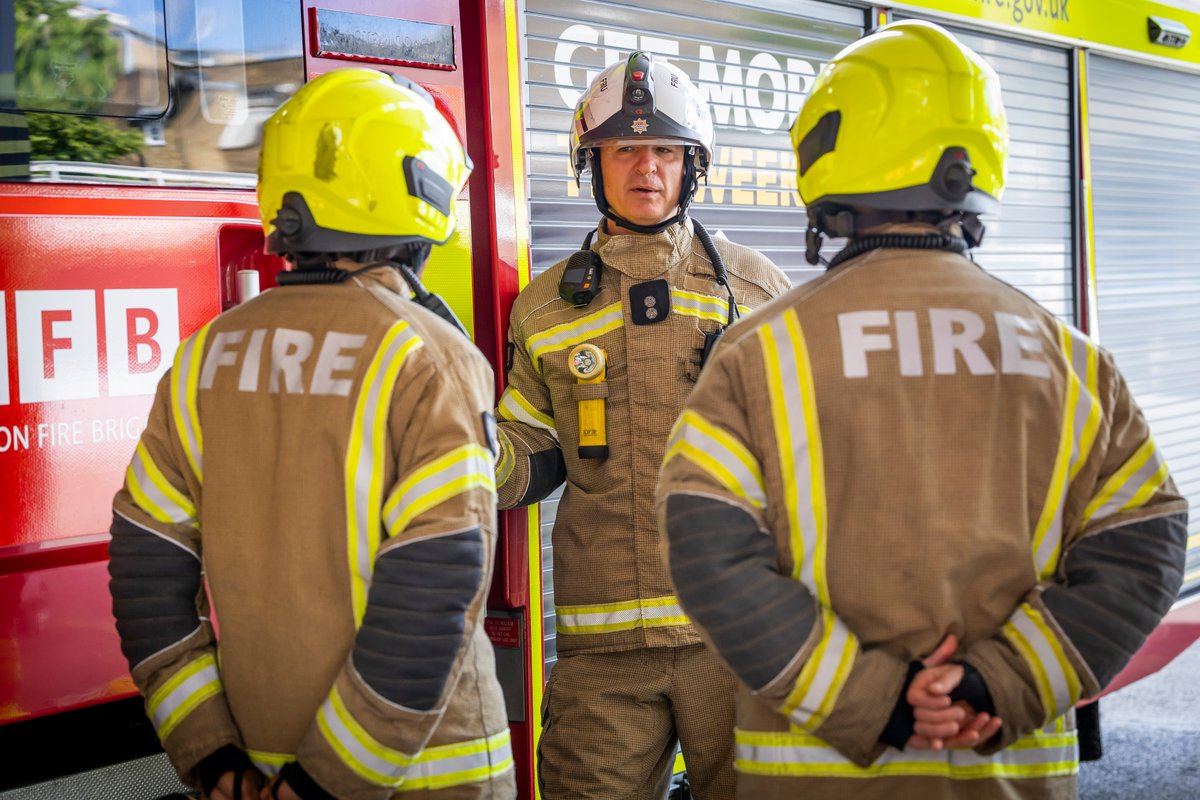 LondonFire's tweet image. Do your gadgets have lithium-ion batteries? A recent fire in #Acton damaged a small part of an office. 

 Always use the correct charger and unplug it when it's finished ✔️
Don't charge while you're asleep ✖️ 

orlo.uk/P89Er