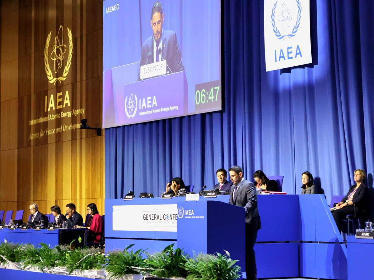 DGEHMSV's tweet photo. Por primera vez en la historia, El Salvador participa en la 68º Conferencia General del @iaeaorg.

Frente a más de 170 países miembros, nuestro Director General, @daalvarezc, reiteró nuestro compromiso para impulsar la energía nuclear de forma pacífica en nuestro país. 🇸🇻⚛️ https://t.co/GIbLnJMWTc