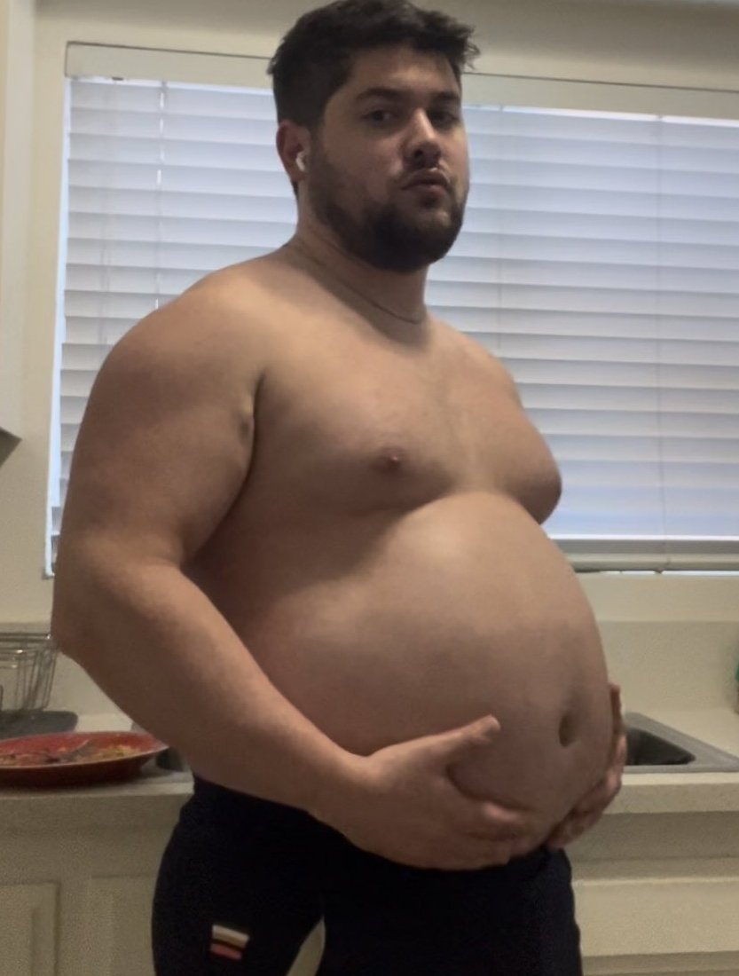 THIS is what gaining is about. eating tons of food constantly, overdoing it everytime there's a chance just to get that feeling of getting bigger, heavier and fatter nonstop. and hes not even 300 YET. this is just the beginning 😈🐷