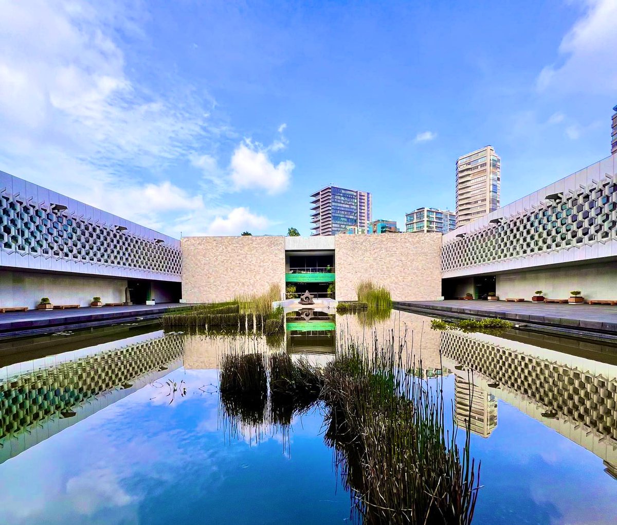 El #Museo más importante de México, y nuestro favorito, está de #fiesta, pues hoy 17 de #septiembre, cumple sus primeros 60 años.
¡#Felicidades al MUSEO #NACIONAL DE #ANTROPOLOGÍA!
Depositario de gran parte de los vestigios de nuestra #historia indígena antigua.
#60Años #MNA