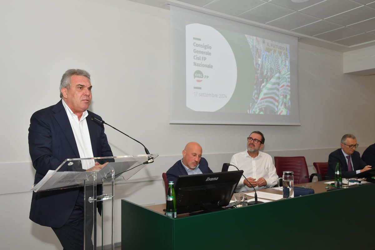 cislfp's tweet photo. 📸 

Si è conclusa la prima giornata di lavori del nostro Consiglio Generale. Dopo l’ampia relazione introduttiva del Segretario @PetriccioliM , sono intervenuti i dirigenti territoriali prima delle conclusioni, affidate al nostro Segr. Gen. @CislNazionale , Luigi #Sbarra. 💚 https://t.co/HzOq9AYP6Q