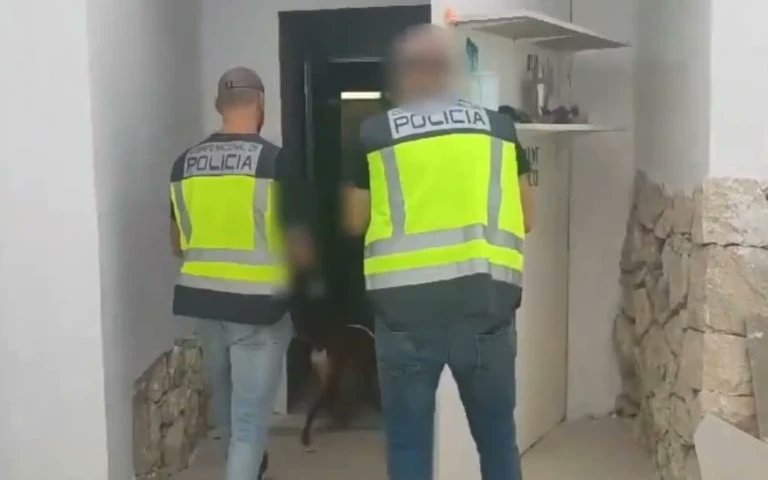 narcodiario's tweet image. Detrás de esta FALSA PARED había un #laboratorio de producción de #drogas sintéticas, entre ellas #extasis #tusi o #cristal . Fue descubierto en #alicante. Diez detenidos. Al frente, un belga y un español. VÍDEO 📹 📼 e info, en
narcodiario.com/2024/09/locali…