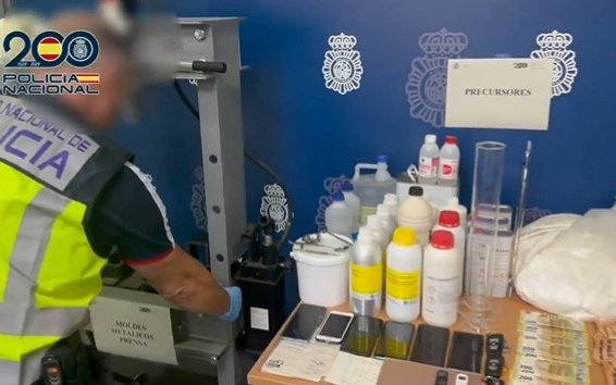 narcodiario's tweet image. Detrás de esta FALSA PARED había un #laboratorio de producción de #drogas sintéticas, entre ellas #extasis #tusi o #cristal . Fue descubierto en #alicante. Diez detenidos. Al frente, un belga y un español. VÍDEO 📹 📼 e info, en
narcodiario.com/2024/09/locali…