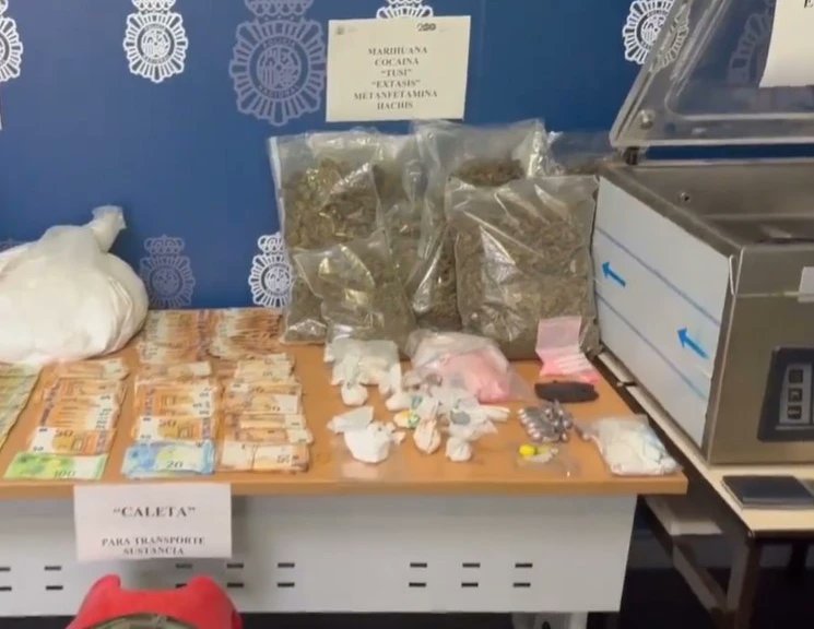 narcodiario's tweet image. Detrás de esta FALSA PARED había un #laboratorio de producción de #drogas sintéticas, entre ellas #extasis #tusi o #cristal . Fue descubierto en #alicante. Diez detenidos. Al frente, un belga y un español. VÍDEO 📹 📼 e info, en
narcodiario.com/2024/09/locali…