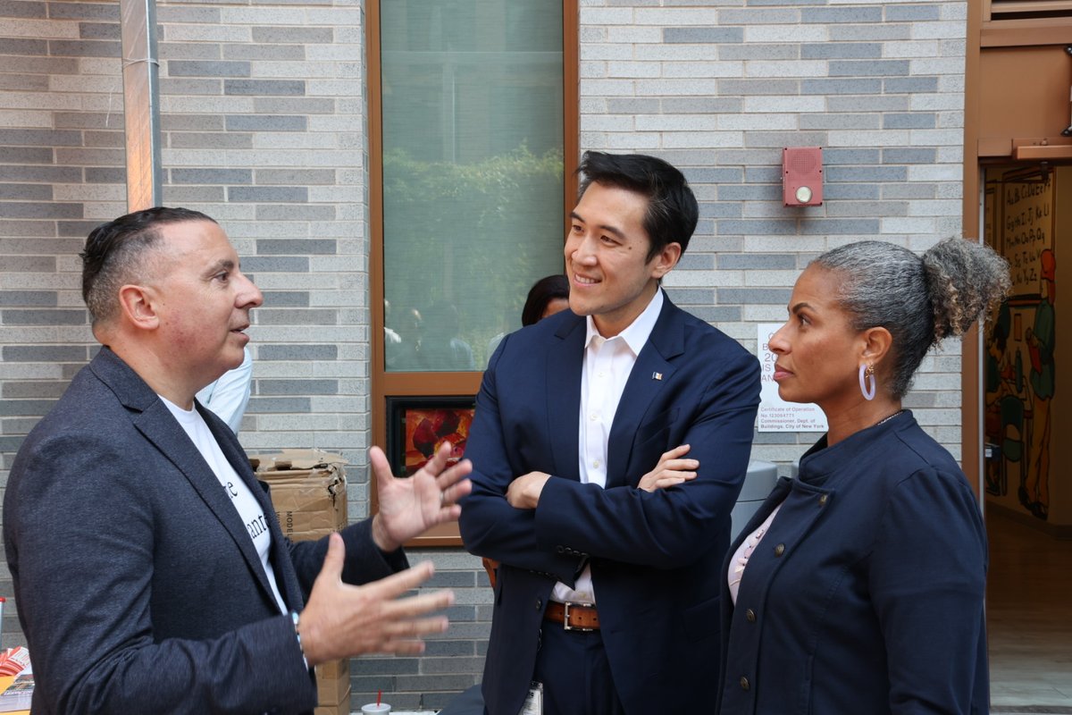 Thanks to @ksuttonjames from <a href="/MBPMarkLevine/">Office of Manhattan Borough President Mark Levine</a> 's Office and David Do from <a href="/nyctaxi/">NYC Taxi & Limousine Commission</a> for hosting this important resource fair for taxi drivers at our community center! We're excited to continue our partnership to support our neighbors.0