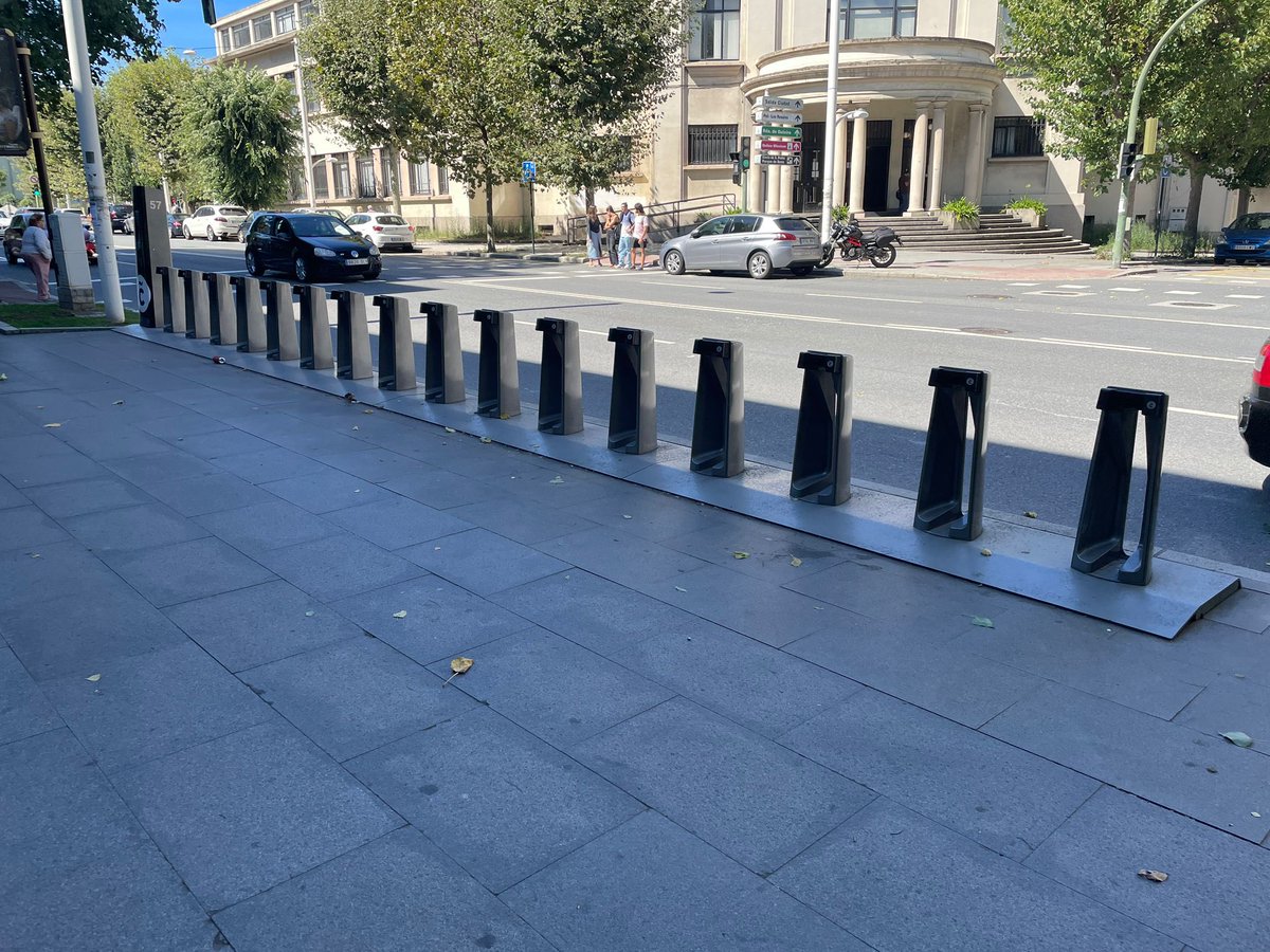 MarinaMarono's tweet photo. @ConcelloCoruna @silcerino @EloyTP @bicicoruna_gal #mobilidade #movilidad #bici Qué pasa hoy en A Coruña que no se puede conseguir una bici durante todo el día? https://t.co/gFAlcP32DX