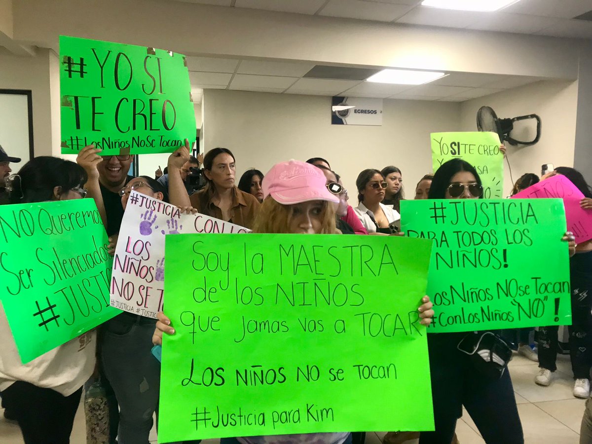 arta_ud's tweet photo. Amigos y Familiares de la pequeña Kim se manifestaron en las instalaciones de la Fiscalía General del Estado en Mexicali para exigir justicia por la agresión presentada presuntamente por profesores del jardín de niños Graciano Vinegra.

#justiciaparaKim https://t.co/t6hy2p1ZU9