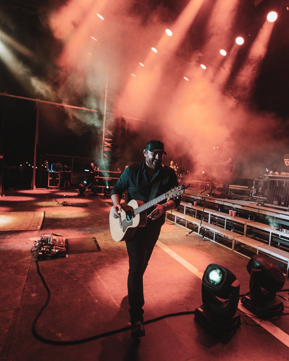 ChrisYoungMusic's tweet image. Thanks for showing up and singing loud Illinois!