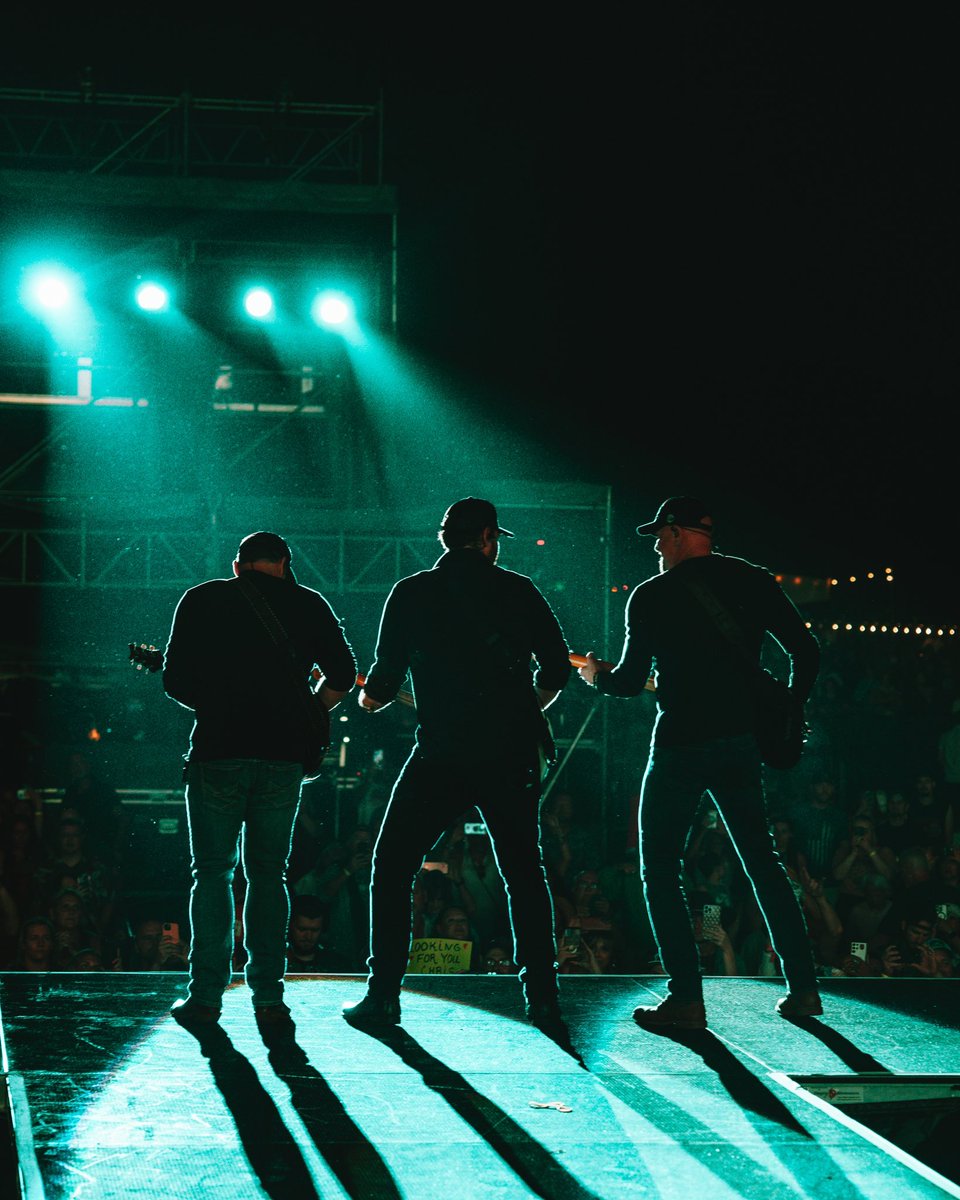ChrisYoungMusic's tweet image. Thanks for showing up and singing loud Illinois!