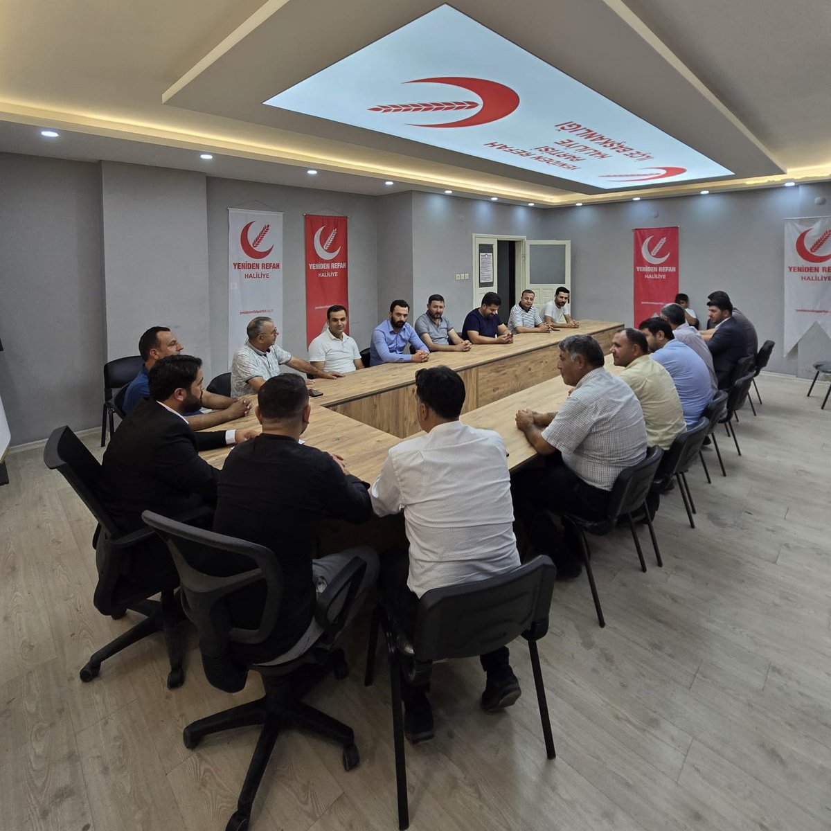 Haftalık İlçe yönetim kurulu toplantımızı ilçe başkanımız Abdulselam Yıldız'ın riyasetinde gerçektirdik. Toplantımızda almış olduğumuz kararların hayırlara vesile olmasını dileriz. #Haliliye İlçemizin #Refahı için çalışmalarımıza devam ediyoruz. 

<a href="/erbakanfatih/">Dr. Fatih Erbakan</a> <a href="/nureddingul/">Nureddin GÜL</a>