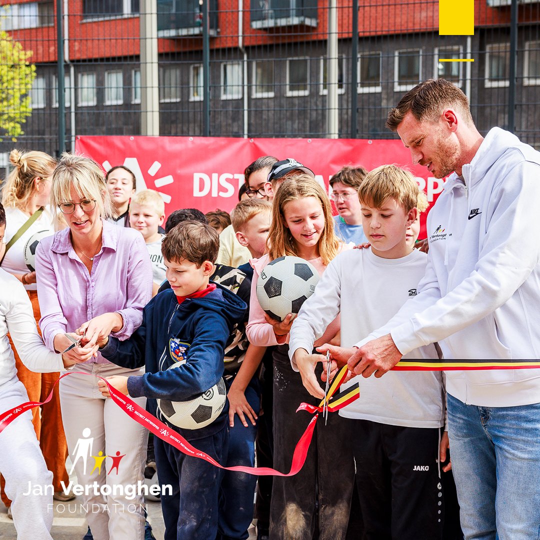 Gisteren opende Jan Vertonghen op de Jan Davidlei in Antwerpen onze inmiddels veertiende playground! 😍 Meer: facebook.com/janvertonghenf… <a href="/JanVertonghen/">Jan Vertonghen</a>