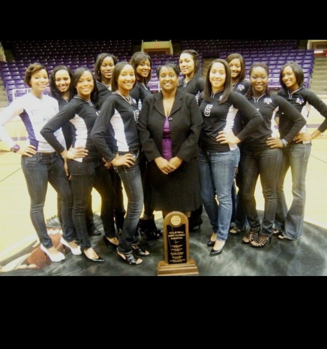 CoachLindsay11's tweet photo. HAPPY BIRTHDAY TO ME! 💛💜!! I am so happy to announce that I am going to be inducted into the Prairie View A&amp;M University Hall Of Fame! The time that I spent with my teammates at Prairie View  was nothing  short of amazing! HALL OF FAME LINDSAY has a very nice ring to it. 🤗🙏 https://t.co/eL7uVx3V2t