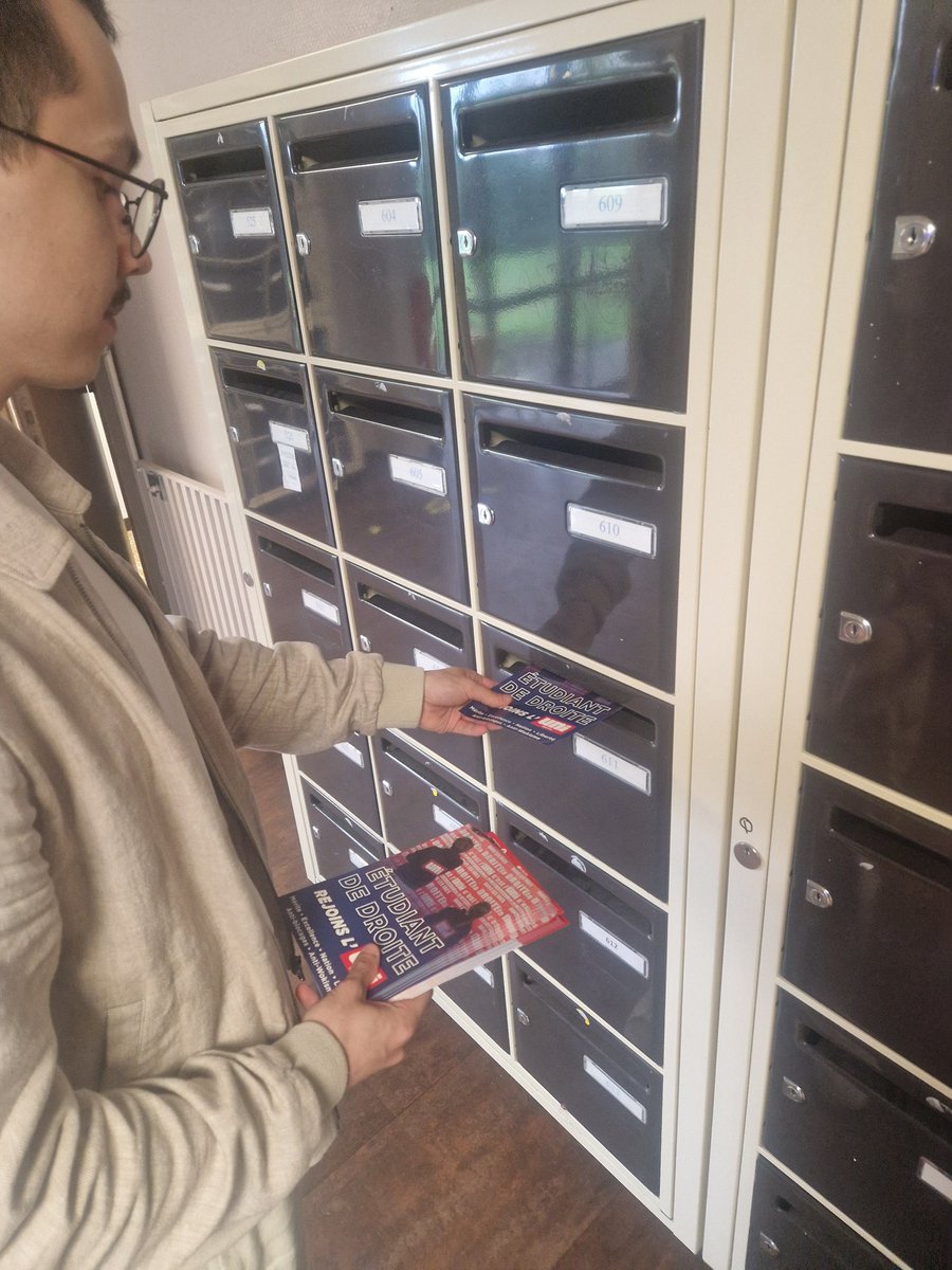 UniTroyes's tweet photo. Boitage dans les résidences CROUS à Troyes pour bien commencer la rentrée ! @droiteuniv

Étudiants de droite, rejoignez-nous ! 🇫🇷

#uni #etudiant #troyes #engagement #boitage #crous https://t.co/qhSveF2Dd5