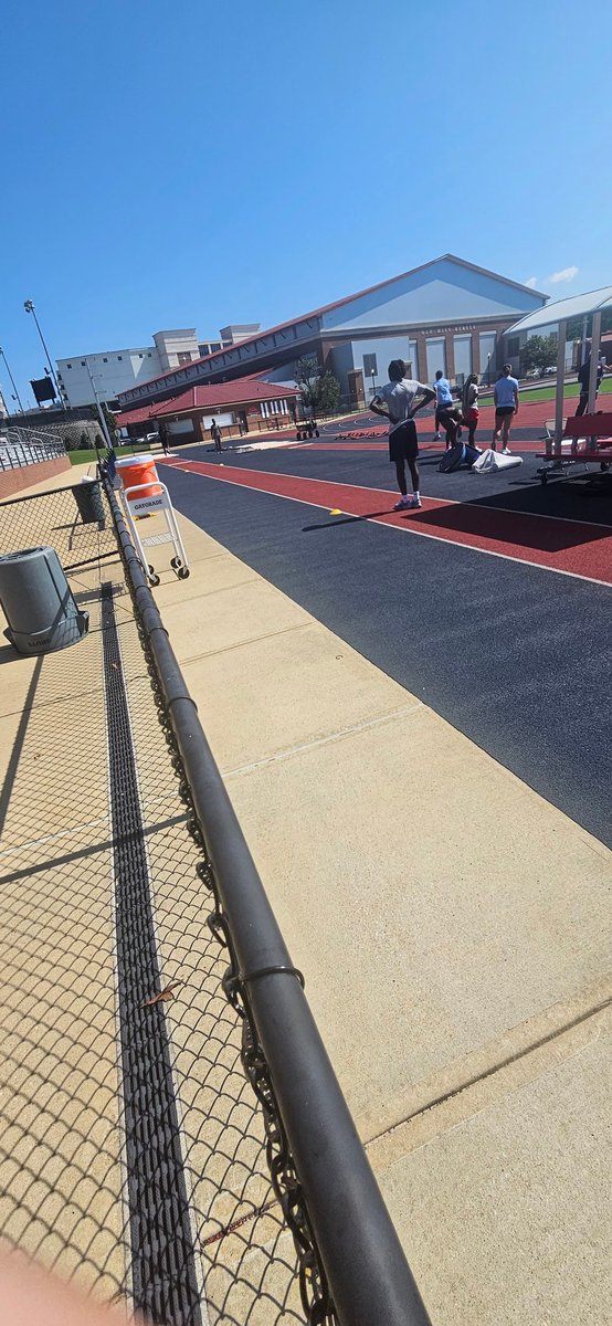 CorderaEason's tweet image. Got a chance to get out there today and watch some of my @OleMissTrack guys at work 🏃🏾‍♂️🏃🏾‍♀️. Super thankful for my job and to be able to do what I do 🙏🏾 #FCA #MakingDisciples #BuildingCommunity #RunForJesus #TheHarvest