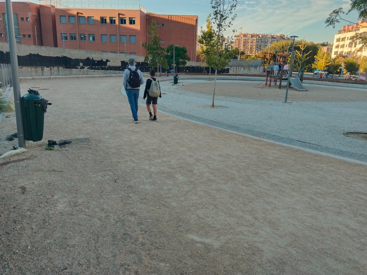 Así tiene el Sr. <a href="/AlmeidaPP_/">José Luis Martínez-Almeida</a> alcalde de <a href="/MADRID/">Ayuntamiento Madrid</a> un parque nuevo en la zona Mahou junto al colegio Tomas Bretón.Llevan 10 días las papeleras llenas de excrementos de perros llenas y con los excrementos por el suelo con los consiguientes riesgos para los niños.POCA VERGÜENZA