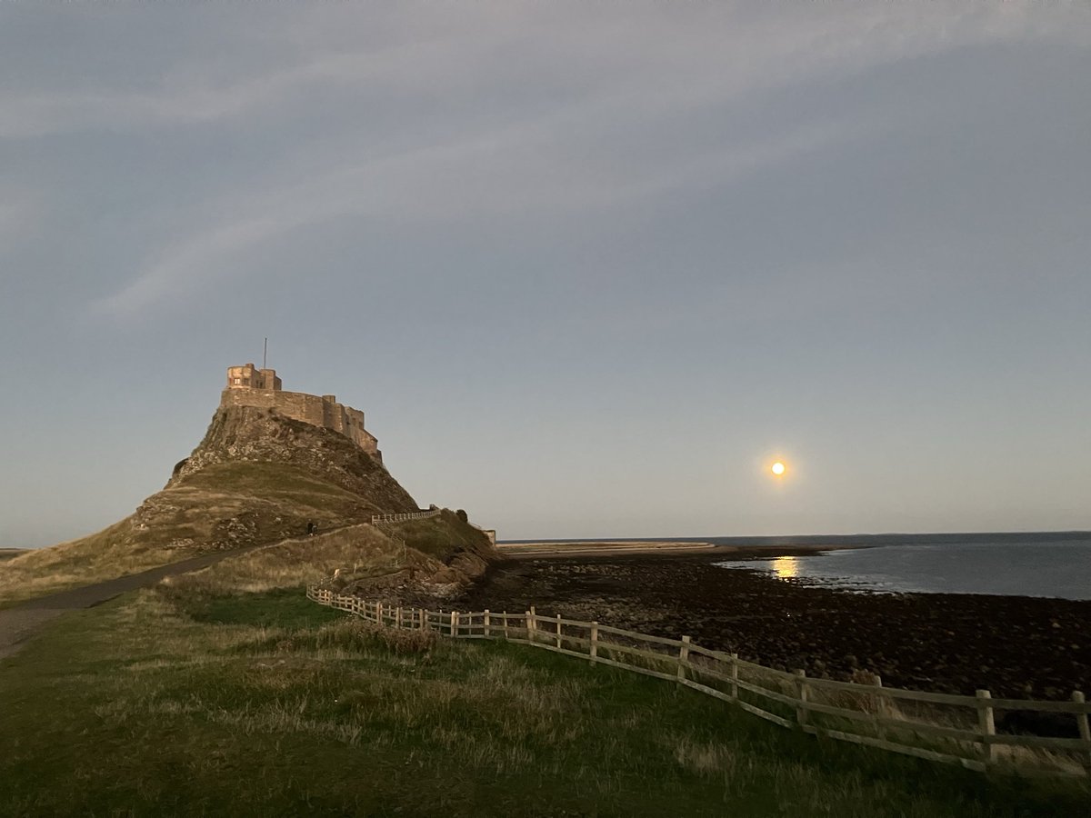 CarlCape's tweet image. Holy Island of Lindisfarne this evening #harvestmoon