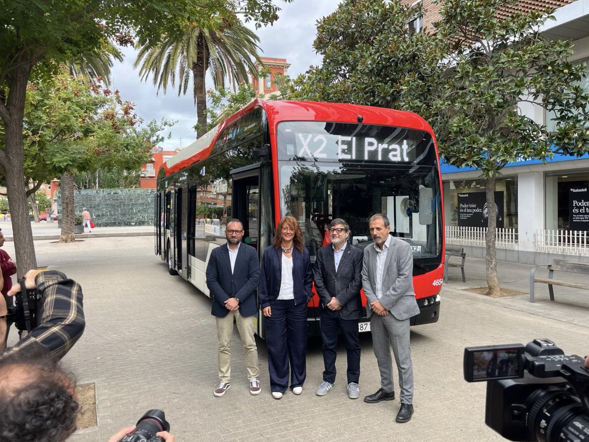 El 1 de octubre el 165 pasará a ser el X2 Pratexprés. Hará un recorrido más rápido, circulará los fines de semana, una histórica demanda de nuestra ciudad, y serán vehículos 100% eléctricos. Estaremos mejor conectados que nunca con Barcelona! #ElPrat 🚎