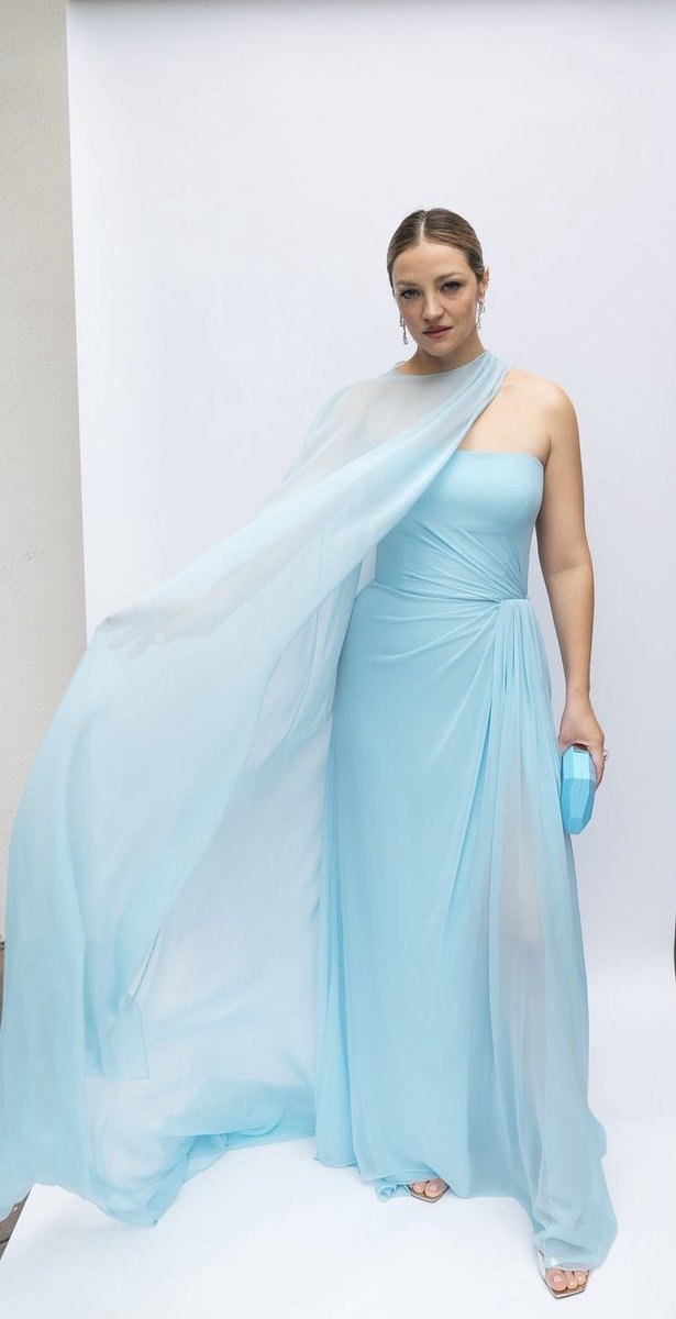 Beautiful Abby Elliott stuns in a custom Sky Blue draped silk chiffon gown with matching cape and Sky Blue geometric lucite Dasha Minaudière, along with custom Monique Lhuillier Bliss by Kay Jewelers Diamond earrings &amp; ring at the 76th Annual Primetime Emmy Awards!💎🩵💎