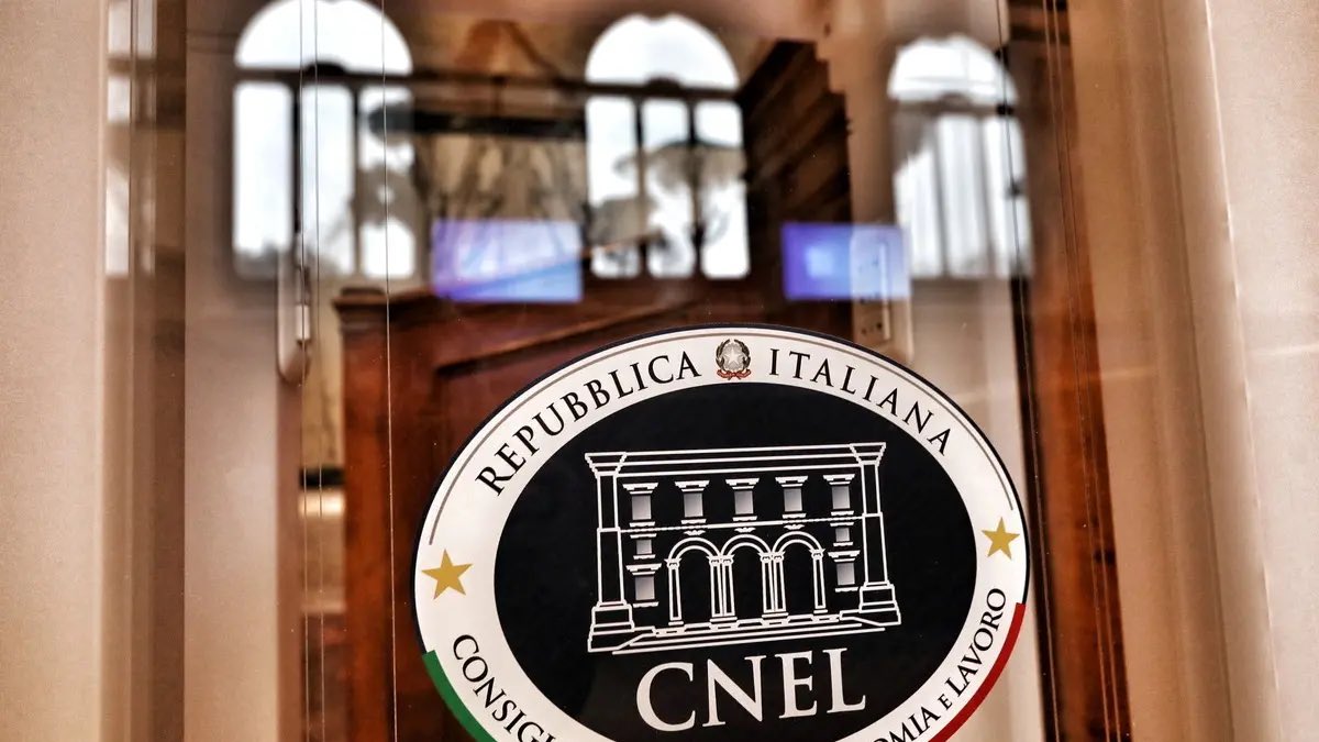 Apprendiamo da una dichiarazione del Segretario generale della CGIL che il Presidente del CNEL ‘terrebbe a battesimo’ il 19 settembre p.v. un nuovo contratto posto in essere da ‘soggetti che non hanno alcuna rappresentanza’.