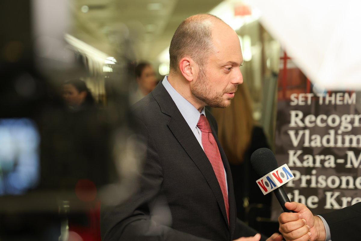 Today, Chair <a href="/SenatorCardin/">Senator Ben Cardin</a> hosted a bipartisan event with <a href="/vkaramurza/">Vladimir Kara-Murza</a>, lawmakers, #HumanRights advocates, and Biden administration officials to renew the call for the release of political prisoners in Russia &amp; support those fighting for democracy.
 
Read➡️foreign.senate.gov/press/dem/rele…