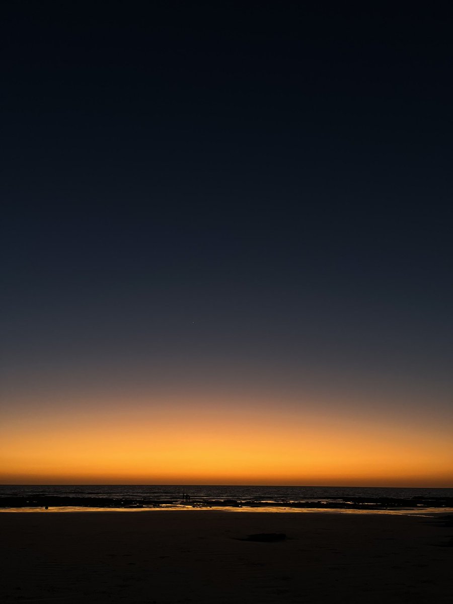 udah mau 2taun tinggal di Australia..
apalagi tiap disuguhin sunset yang macem gini, masyaAllah banget ciptaan Tuhan 🥹