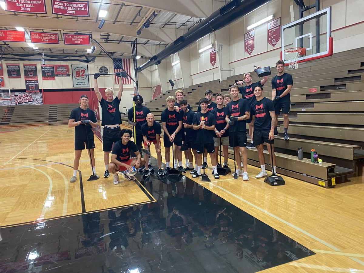 MaryvilleSoccer's tweet photo. Men’s soccer put in work on campus , washing all the vans and taking care of the basketball/volleyball gym by cleaning it for #mro day. Maryville Reaches Out!!!
Great time to help elsewhere and learn to serve our community!! https://t.co/Kech4j2E1K