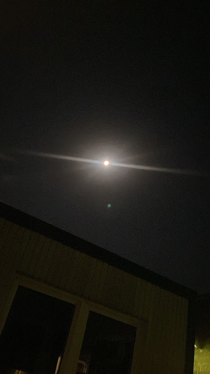 Dunkel war‘s, der Mond schien helle.
Schnee lag auf der grünen Schwelle.
Als ein Auto blitzeschnelle, langsam um die Ecke fuhr.
Drinnen saßen stehend Leute, schweigend ins Gespräch vertieft.
Als ein totgeschossener Hase auf der Sandbank Schlittschuh lief…