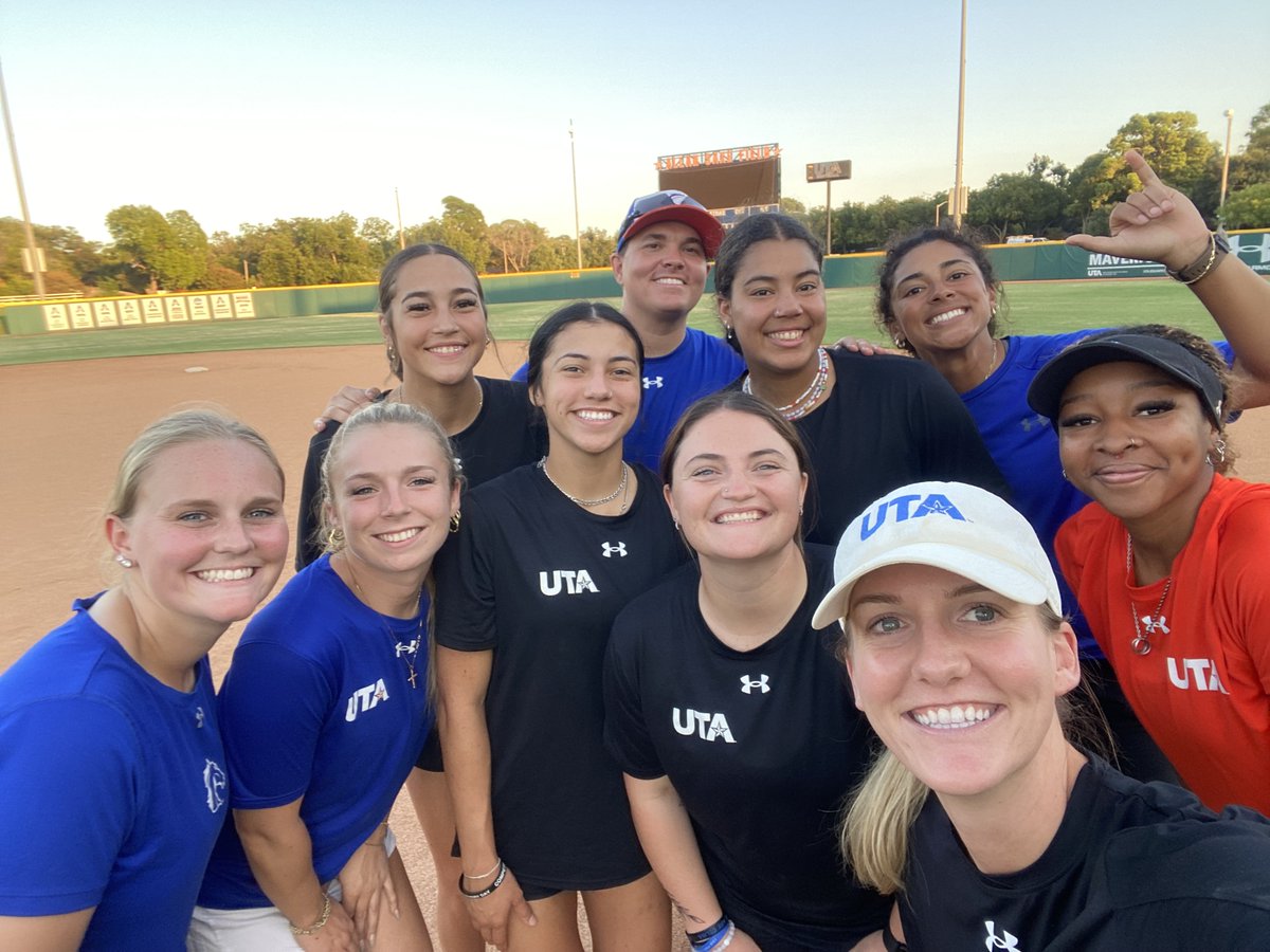 Tuesday clinics are always better with the Mavericks🤠🤙 Come join us next week at Allan Saxe! #Buckem