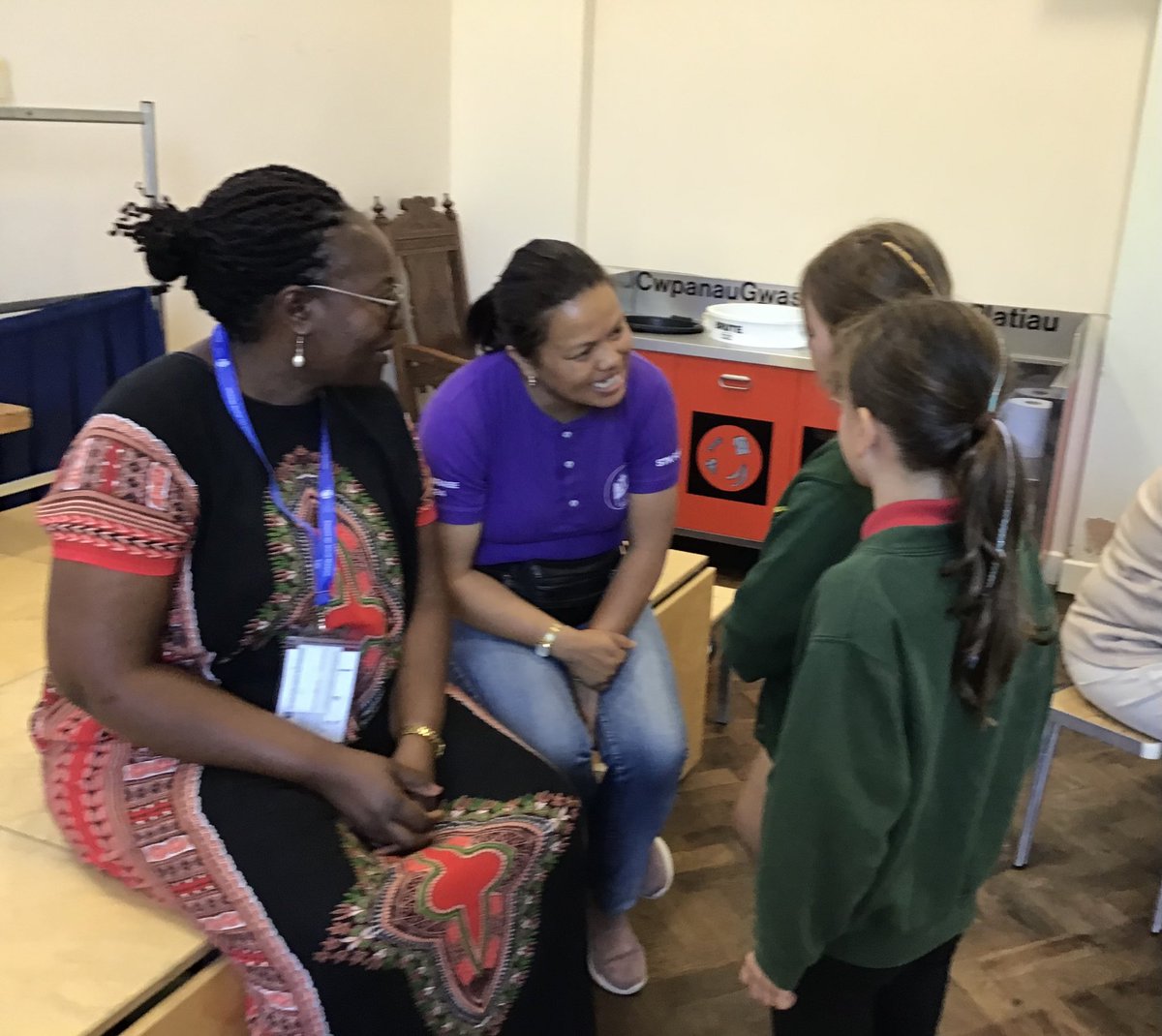 Braint inni heddiw oedd cael cwmni criw o ferched o bedwar ban byd! Cawsom gyfle i sgwrsio a dysgu cyfarch ‘helo’ mewn sawl iaith. Diolch i Carwyn Siddall am drefnu inni gael eu cyfarfod. <a href="/EglwysiLlanRhos/">Eglwysi Cylch Llan</a> 
<a href="/cwmission/">CWM</a>