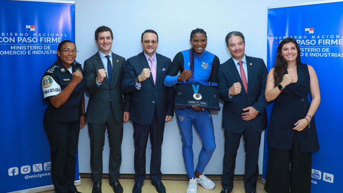moltojulio's tweet photo. Sumamente orgulloso de compartir esta mañana con 3 damas excepcionales, a quienes homenajeamos en un pequeño pero significativo evento en el MICI por sus logros y contribuciones en el mundo del deporte, cine y seguridad. Gracias por el tiempo compartido @AtheynaB @MoroArias y comisionada Ingrid Mendieta de @ProtegeryServir
