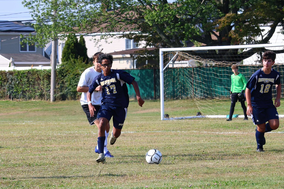Tarl_PhysEd's tweet photo. JV Boys coming back from 2-0 down to win 5-2 vs Lynbrook. Photo creds Grandpa Waxer #WeAreBethpage https://t.co/8vQwI0Q9K8