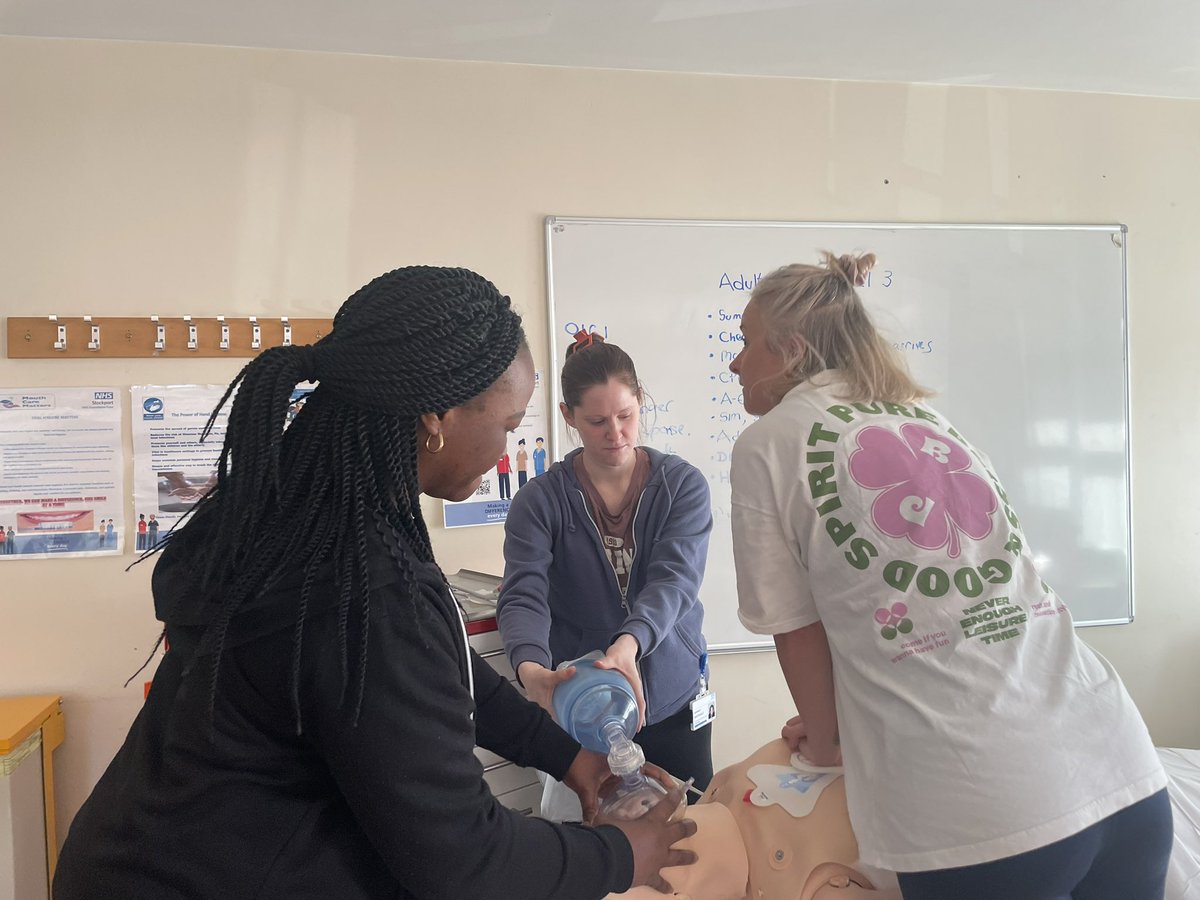 Great interactive resus session for clinical induction today. A big warm welcome to all the new starters joining the trust this week (photo taken with consent) <a href="/JoMartin007/">#hellomynameisJo</a> @jimrawcliffe <a href="/stockportskills/">Clinicalskills@stockport</a>