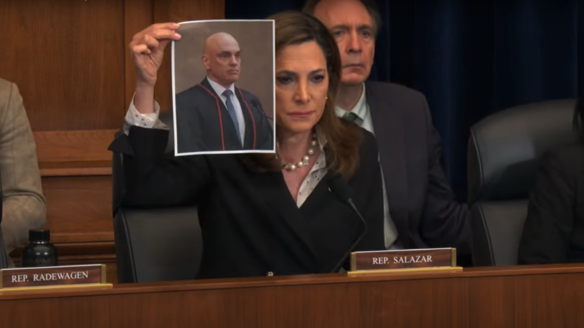 realpfigueiredo's tweet photo. 🚨URGENTE: Deputada americana apresenta projeto que pode negar visto a Alexandre de Moraes e outros ministros do STF🚨

A deputada republicana María Elvira Salazar, representante da Flórida, apresentou hoje um polêmico projeto de lei no Congresso dos Estados Unidos que pode impedir a entrada de autoridades estrangeiras acusadas de violar a liberdade de expressão de cidadãos americanos. O ministro do Supremo Tribunal Federal (STF) brasileiro, Alexandre de Moraes, é mencionado explicitamente como um possível alvo da medida.

O projeto, chamado "No Censors on our Shores Act" (Ato de Nenhum Censor em Nossas Costas), propõe uma emenda à Lei de Imigração e Nacionalidade dos EUA. Se aprovada, a legislação permitirá que oficiais estrangeiros, incluindo ministros do STF, sejam considerados inadmissíveis ou até mesmo deportados caso sejam acusados de violar direitos da Primeira Emenda de americanos.

Em seu discurso de apresentação, a deputada Salazar declarou: "O ministro Alexandre de Moraes é a vanguarda de um ataque internacional à liberdade de expressão contra cidadãos americanos como Elon Musk. Os responsáveis pela censura não são bem-vindos na terra dos livres, os Estados Unidos."

Embora Moraes seja o único ministro do STF mencionado nominalmente, o projeto de lei poderia potencialmente afetar outros membros da corte brasileira, caso sejam acusados de ações semelhantes. A proposta surge em meio à recente controvérsia envolvendo Moraes, o empresário Elon Musk e a rede social X (antigo Twitter), que ganhou repercussão internacional.

A deputada Salazar, que preside o Subcomitê do Hemisfério Ocidental, tem sido uma crítica vocal das ações do governo brasileiro em relação à liberdade de expressão. Recentemente, ela liderou uma audiência que detalhou o que ela chama de "repressão do governo brasileiro contra usuários do X que discordam politicamente deles".

O projeto de lei, se aprovado, poderia ter implicações significativas para as relações diplomáticas entre Brasil e Estados Unidos, especialmente no que diz respeito às visitas de autoridades judiciais brasileiras ao país norte-americano, mas também agentes policiais e lideranças políticas como os presidentes da Câmara e do Senado.

A deputada Salazar se reuniu na semana passada com lideranças brasileiras na Flórida em um evento organizado pelo jornalista exilado Paulo Figueiredo.