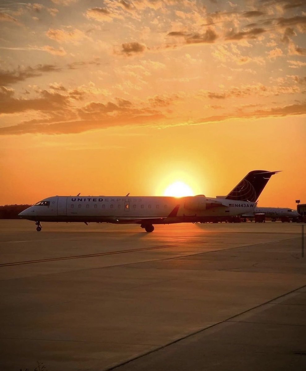 iFlyCAE's tweet image. Just out here setting the mood for fall. 🍂

📸: @conradgeiger 

#FlyLocal #FlyWithEase #FlyCAE