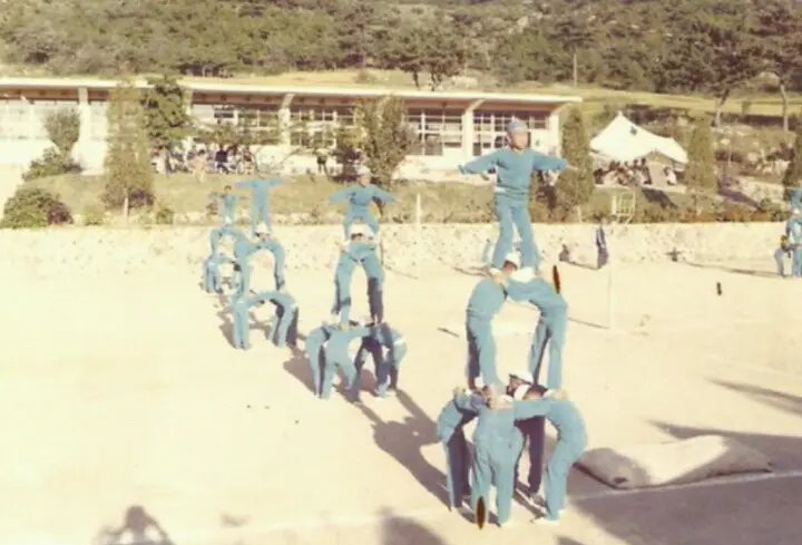Moon_River2004's tweet photo. [김광옥 장학사]

나의 초등학교 6학년 담임 교사 였다.

이리 오랜 시간이 지났는데 아직도 이름과 얼굴을 기억하는걸 보면 참 나쁜 사람이구나 생각한다.

성북구에서 제일 잘나가던 장학사 였으며 교사 였다. 교장도 벌벌 기며 눈치를 봤을 정도로... 

수업시간에 별의별 이유로 구타를 당했다. 숙제를 안해서, 문제를 못풀어서, 청소를 잘못해서 등등... 그날의 기분에 따라 구타를 당했다. 시계를 풀고 빰을 맞아 피범벅이 된 친구, 발로 걷어 차여 몸에 멍든 친구, 대걸래 채로 검도 하듯 샌드백 치듯 열몇살 밖에 안든 우리를 교실에서 몰아가며 팼다.

우리를 자기 트로피 마냥 몇개월동안 훈련을 시켜 체육대회에서 탑을 쌓게 하고 기마전 싸움을 하게 하고... 가위에 눌린날도 여러번 이었다.

자기 자식이었으면 똑같이 팼을까? 열몇살 밖에 안된 우리에게 무슨 천천지 원수가 졌다고 저리 팰까? 

결국엔 인과응보라고... 그리 잘난척을 해대더니 입학부정으로 감옥에 갔다는 뉴스를 들었다. 그렇다고 나의 마음에 상처는 완전히 치료 되지는 않았다.

https://t.co/3HIJd5P3rK