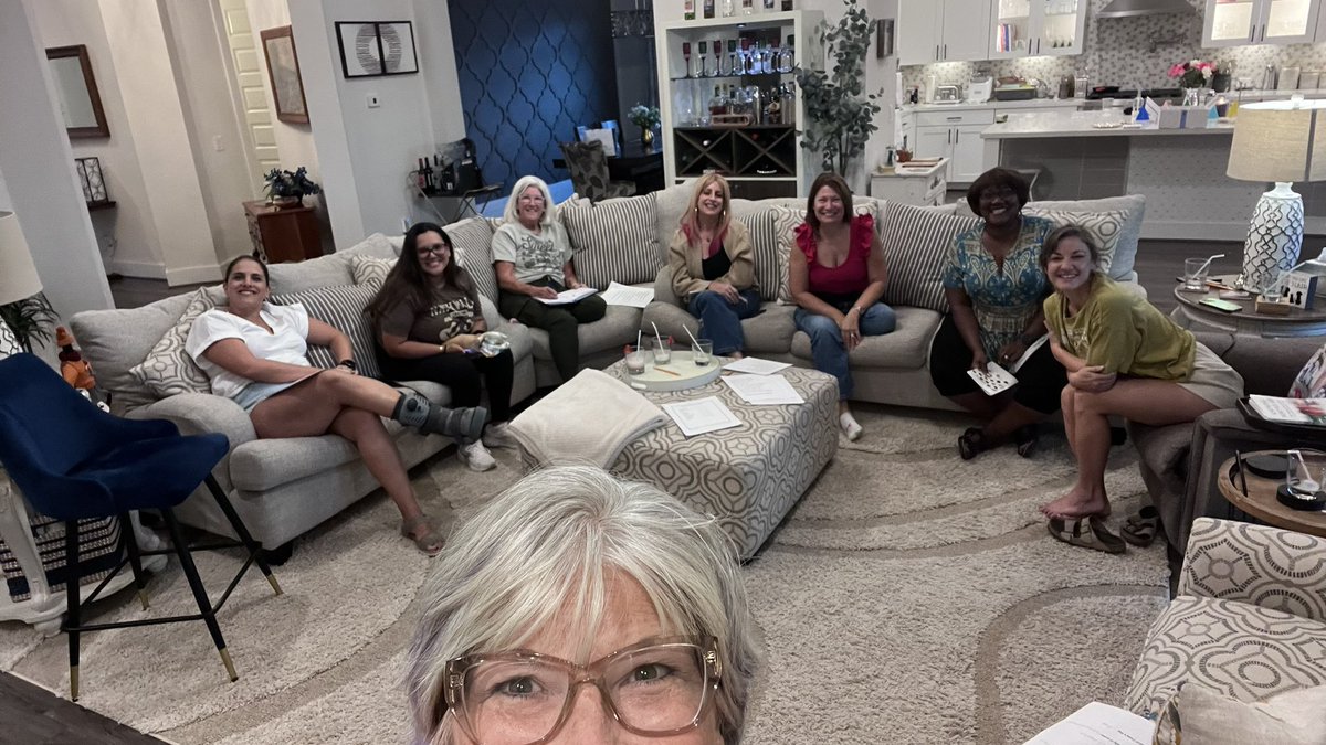 Laura Aten tweet media