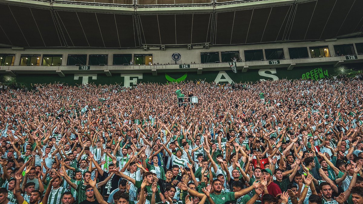 Talhaagunduzzzz's tweet photo. Sayın @EnsCelik16 @enbiya_topal  123 124 125 bloklardaki koltukları söküp kale arkasındaki kapasiteyi artırabiliriz ve daha fazla gelir elde etmiş oluruz . Koltukları kaldırdıktan sonra sanayi şehri olan Bursamızın maaş günlerini hesaba katarak kombine satısı istiyoruz tekrardan https://t.co/Y6bs5eetI5