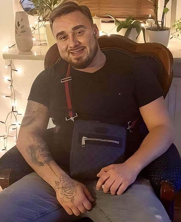 POSZUKIWANY ZABÓJCA DROGOWY 

Nazywa się Łukasz Żak i to on jadąc z szaleńczą prędkością zabił młodego mężczyznę, który jechał z żoną i dwójką dzieci Trasą Łazienkowską w Warszawie. 

Co więcej po wypadku odganiał ludzi, którzy ratowali jego koleżankę, która została ranna w