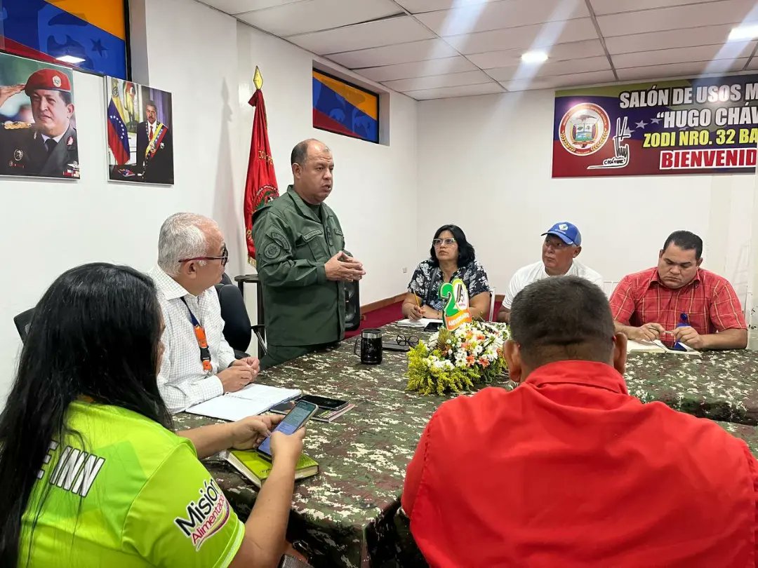 ZODIBARINAS_32's tweet photo. 📸|| Desde el Salón de Usos Múltiples "Hugo Chávez" el GD. Pablo Ernesto Lizano Colmenter, Cmdte. De la ZODI N°32 efectuó reunió de coordinación en compañia del GD. Edgar Guillén, Director territorial del #Minppal y el Estado Mayor de Alimentación del Estado Barinas. https://t.co/2q810oJ9PS