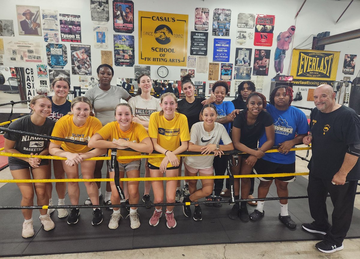 Appreciate my old pal Ray and the crew over at Casal's Boxing Club for putting the Wolves through 15 rounds of work this past weekend! #RollWolves 🏀🐺💪