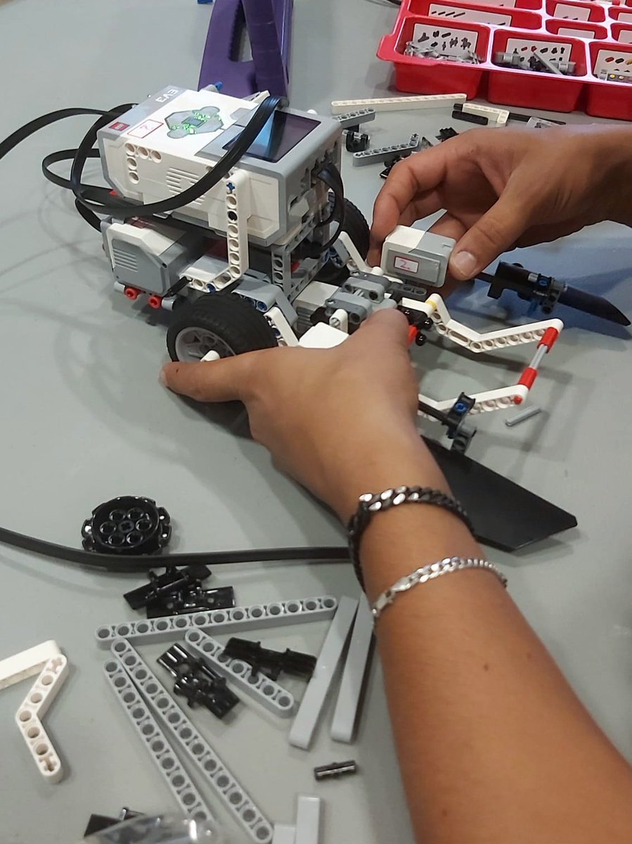 bibliotequesgr's tweet image. 🤖 Concentració absoluta per fer el millor disseny!

Els interns dels Centres Penitenciaris de Joves i de Quatre Camins estan utilitzant el Lab tecnològic portàtil #BiblioLabXBM per construir robots lego.

@bibliotequesXBM @GRN_cultura @rocaumbertfa