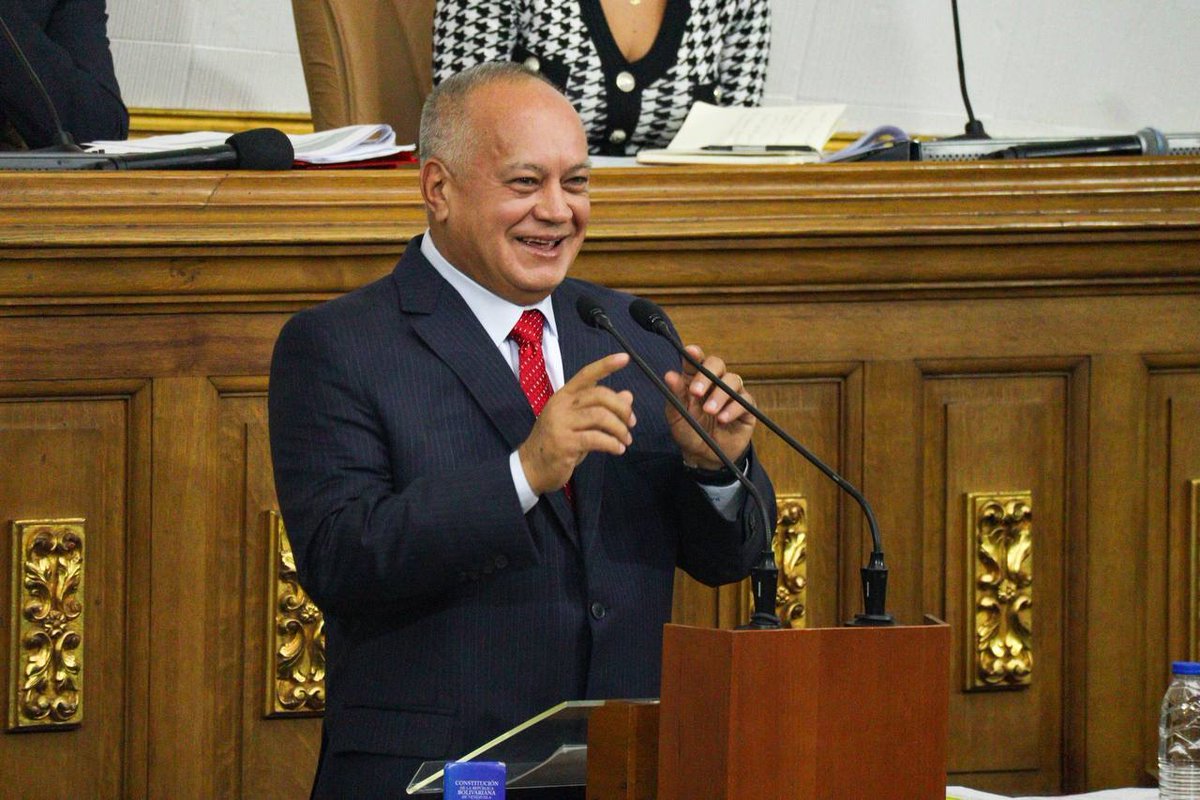 ConElMazoDando's tweet photo. Diosdado Cabello al imperialismo y sus lacayos: ¡Los vamos a volver a derrotar!

Este martes, 17 de septiembre, el ministro para las Relaciones Interiores, Justicia y Paz, Diosdado Cabello (@dcabellor), señaló que al imperialismo y sus lacayos van a ser derrotados por el Pueblo de Venezuela cada vez que intenten algo contra nuestra Patria.

“Así como han sido derrotados en otras ocasiones, los vamos a volver a derrotar", expresó Cabello al hacer referencia que los sectores del imperialismo en Venezuela van a seguir insistiendo en perseguir y atacar a nuestro país.

En ese sentido, durante su intervención en la sesión ordinaria en la Asamblea Nacional (AN), hizo referencia al lote de armamento proveniente de Estados Unidos recientemente incautado y reconoció a la inteligencia popular y a los organismos de seguridad porque fue gracias a sus labores que se logró el decomiso de más de 400 fusiles de asalto en aeropuerto y puertos.

Reiteró que a "quienes intenten meterse con Venezuela los vamos a joder llámense como se llamen".

#FascistasNosotrosVenceremos #17sep