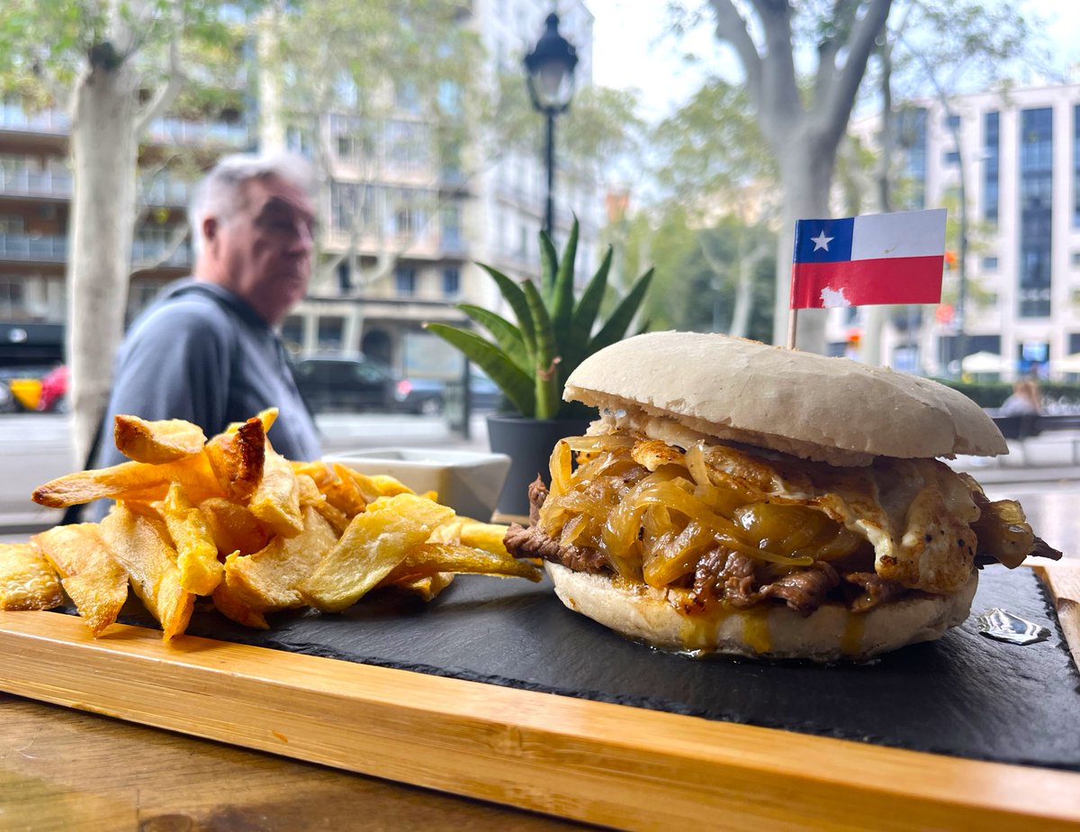 Bcnsingular's tweet image. Un dels millors entrepans xilens que he tastat mai, 'churrasco a lo pobre', en una sorpresa de restaurant que des de fa uns mesos ha virat cap a la cuina andina (El Vuit Gastronòmic, Gran Via 518) #SantAntoni #FiestasPatrias 🇨🇱