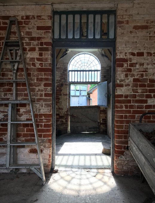 JulietBlaxland's tweet photo. @RevRichardColes Old Rec stable window... ๐๏ธ๐ด๐ #OldRec #Suffolk #stables #fanlights #architectureforanimals https://t.co/Vyl3np8KPf