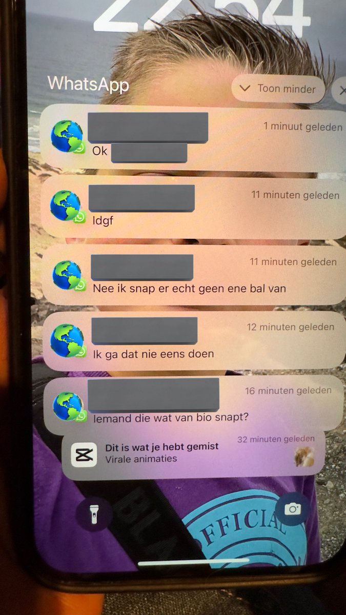 Stieffie's tweet photo. Die van mij slaapt al..

Maar ik kan hiervan genieten..
Mijn 12yo heeft z’n huiswerk af.. in het Engels..

Telefoon netjes ingeleverd bij paps..

#trots #puberapp #klassenapp 
#vwotweetalig #groepsapp https://t.co/3x5hYqMg83